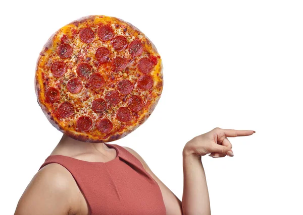 Frau mit einer Pizza für einen Kopf, der nach rechts zeigt. An Pfingsten isoliert — Stockfoto