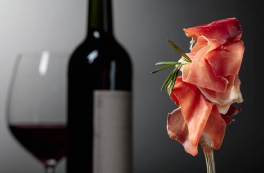 Prosciutto rosemary ile.