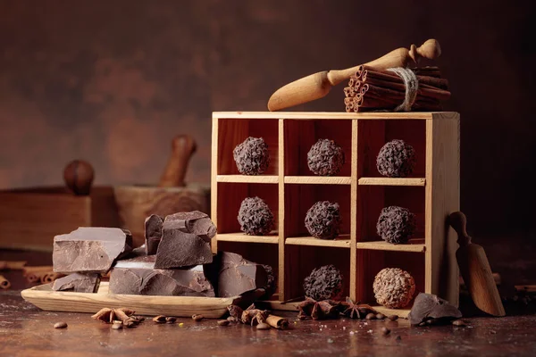 Chokladgodis i trälåda — Stockfoto