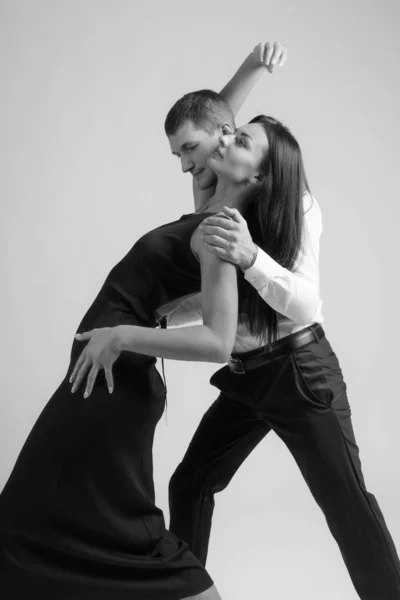 Jovem mulher bonita no vestido preto e homem na camisa branca danc — Fotografia de Stock