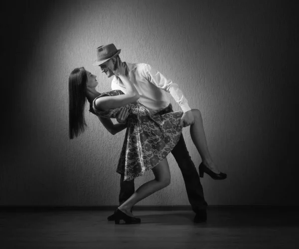 Giovane bella donna in abito nero e l'uomo in camicia bianca danc — Foto Stock