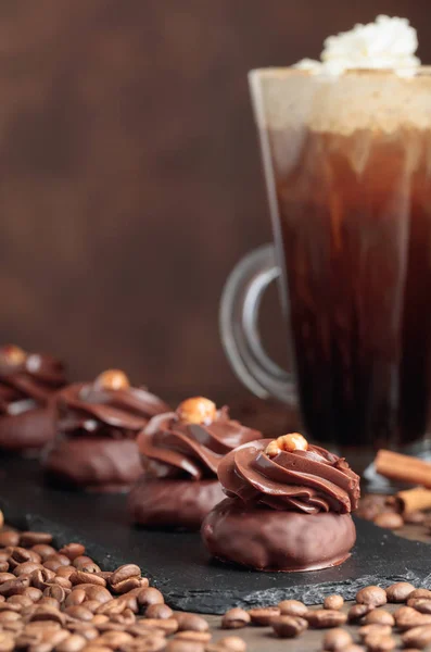 Шоколадний десерт з фундуком та кавою з вершками на дереві — стокове фото