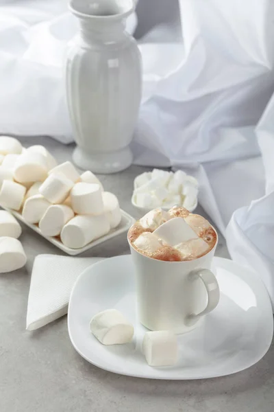 Heiße Schokolade mit Marshmallows. — Stockfoto