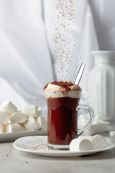 Hot chocolate with marshmallows sprinkled with chocolate crumbs. — Stock Photo, Image