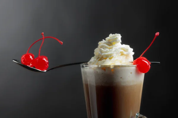Cóctel de café con crema batida y cereza roja . — Foto de Stock