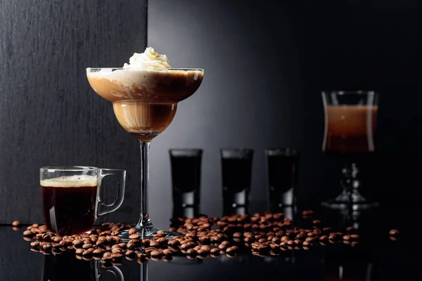 Cócteles de café, espresso y licor de café sobre negro reflectante — Foto de Stock