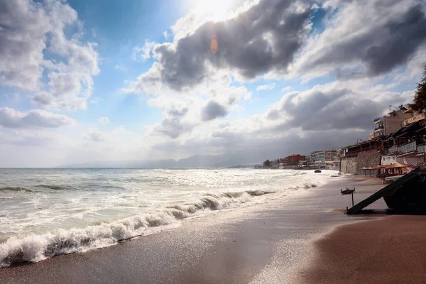 Tropische donkere storm wolken boven de zee. — Stockfoto