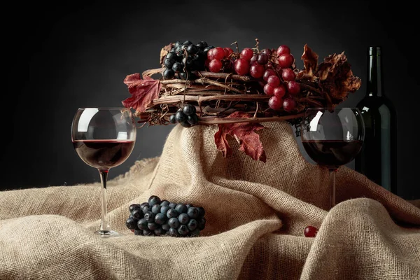 Червоне вино і виноград . — стокове фото