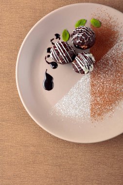 Bej plaka nane ile Çikolata topları. 