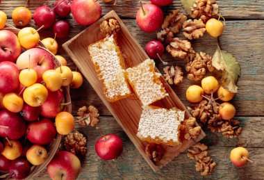 Bal ve ceviz ile kırmızı ve sarı yengeç elma, sağlıklı organ