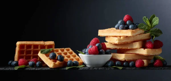 Yaban mersini, ahududu ve taze nane ile Belçikalı Waffle. — Stok fotoğraf