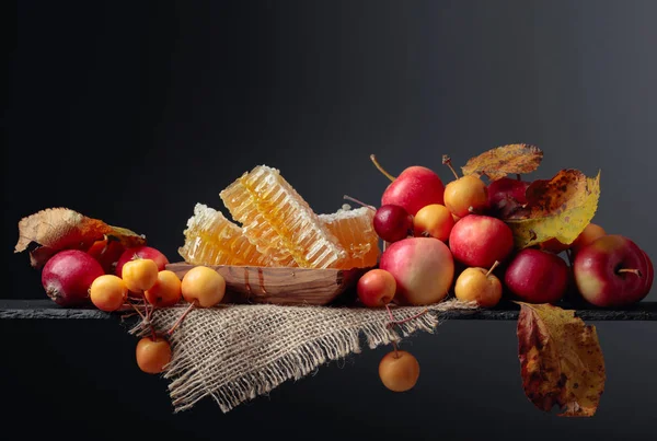 Röd och gul krabbäpplen med honung, hälsosam ekologisk mat. — Stockfoto