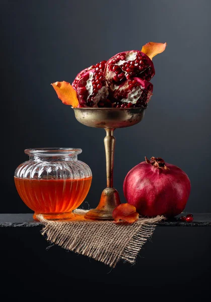 Frutas maduras de granada con miel . —  Fotos de Stock