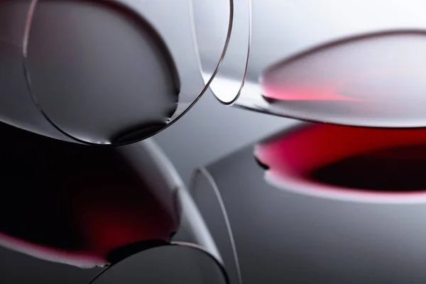 Glazen rode wijn op een zwarte reflecterende achtergrond. — Stockfoto