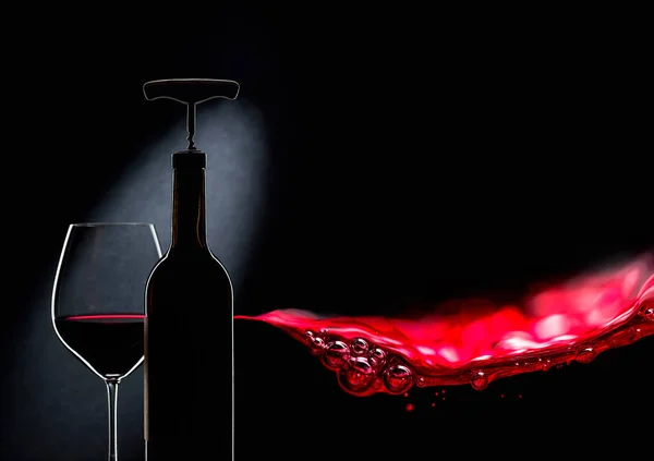 暗い背景に赤ワインのコルク抜きとガラス付きボトル — ストック写真