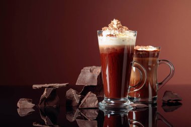 Üzerinde krem şanti ve koyu çikolata parçaları ile sıcak çikolata