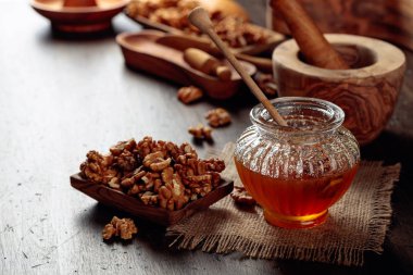 Eski ahşap masada bal ve ceviz.