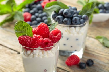 Krem, ahududu ve yaban mersini süslenmiş zekâ ile süzme peynir