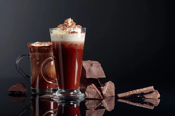 热巧克力与奶油和黑巧克力片 — 图库照片