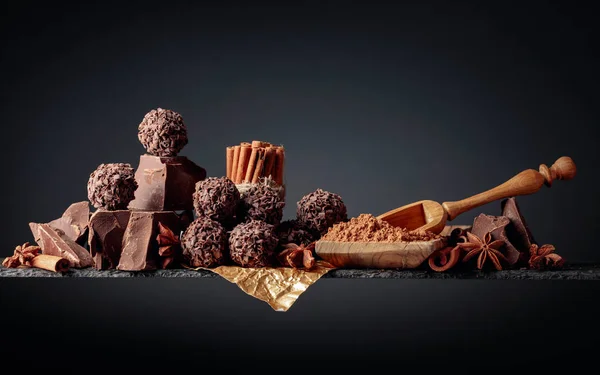 Tartufi di cioccolato con pezzi spezzati di cioccolato e spezie. — Foto Stock