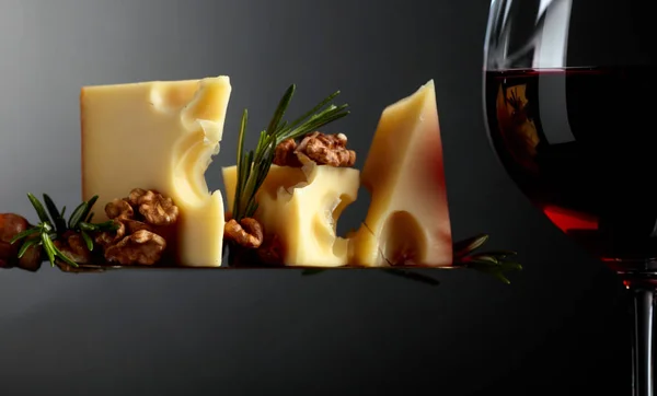 Маасдам с грецкими орехами, розмарином и красным вином . — стоковое фото
