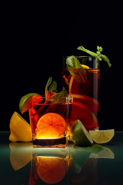 Ice tea with lemon, lime and mint. — Stock Photo, Image