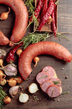 Eski ahşap bir masada salamlı sandviç..