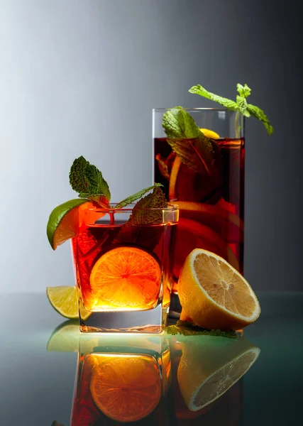 Ledový čaj s citronem, vápnem a mátou. — Stock fotografie