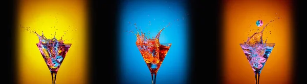 Los dados caen en vasos de martini. Cócteles coloridos en glasse — Foto de Stock