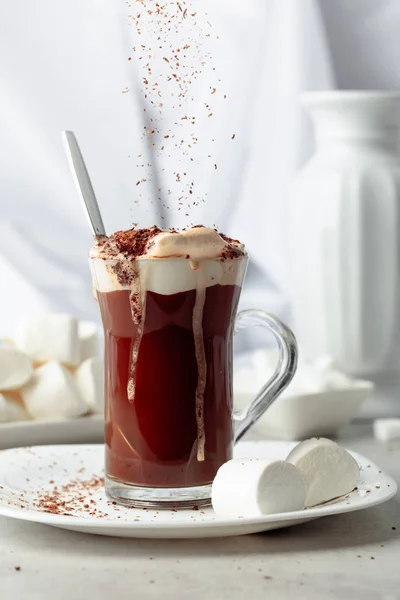 Warme chocolademelk met marshmallows bestrooid met chocoladekruimels. — Stockfoto