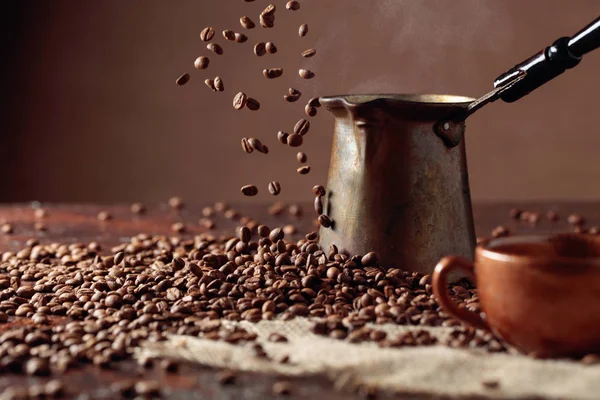 Caduta chicchi di caffè e vecchia caffettiera in rame . — Foto Stock