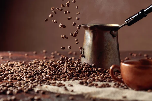 Düşen kahve çekirdekleri ve eski bakır kahve makinesi.. — Stok fotoğraf