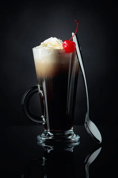 Irish coffee with whipped cream. — Stock Photo, Image