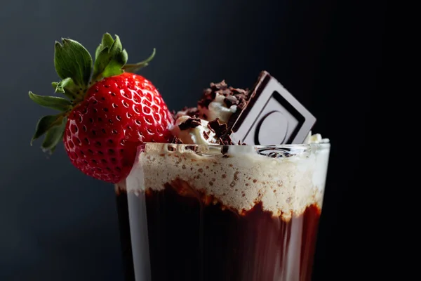 Cocktail au café avec crème fouettée, fraise et morceaux de bla — Photo