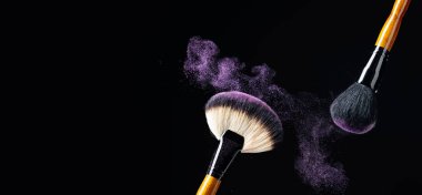 Parlak makyaj fırçaları ile profesyonel makyaj konsepti 