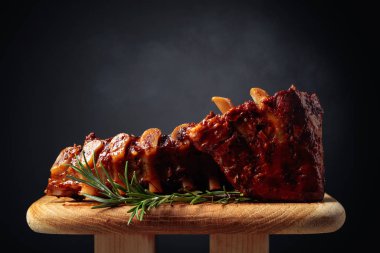 Tahtada biberiyeli ızgara domuz kaburgası.. 