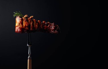 Izgara domuz pirzolası ve çatallı biberiye.. 