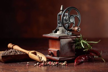 Pişirme gereçleri, çeşitli biber ve biber ile Eski biber değirmeni