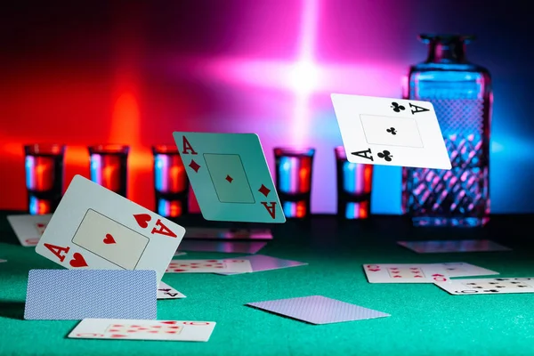Karty spadają na stół w kasynie. Pojęcie hazardu. — Zdjęcie stockowe