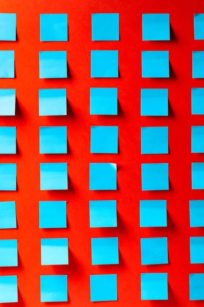 Adesivi vuoti blu su uno sfondo rosso . — Foto Stock
