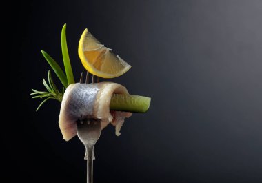 Limonlu Atlantik ringası, yeşil salatalık, soğan ve biberiye.