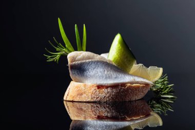 Limonlu Atlantik ringası, yeşil salatalık, soğan ve biberiye.