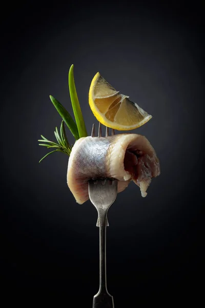 Atlantic herring with lemon, green onion and rosemary. — Stock Photo, Image