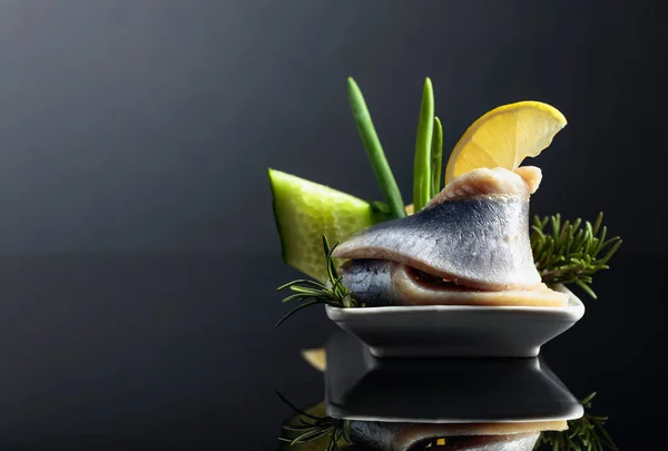 Arenque atlántico con limón, pepino verde, cebolla y romero . —  Fotos de Stock