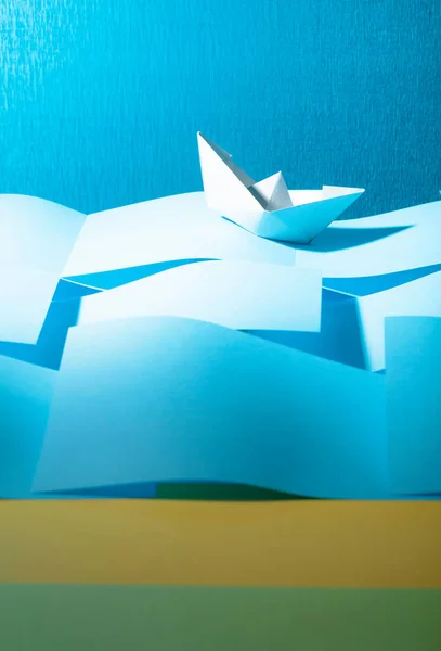 Buque de papel en el mar de papel. Concepto del tema burocrático — Foto de Stock