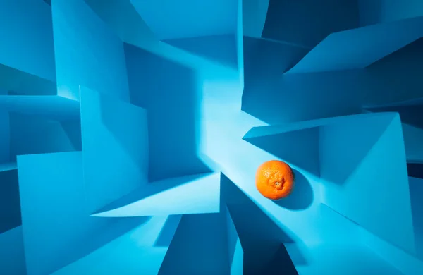 Tangerine in het papieren labyrint. Begrip "bureaucratie". — Stockfoto