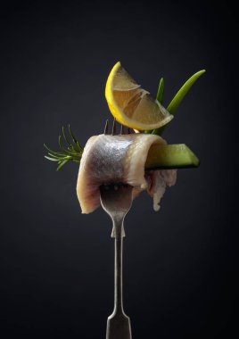  Limonlu, yeşil salatalıklı, soğanlı ve ro peynirli ringa fileto.