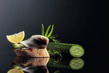  Limonlu, yeşil salatalıklı, soğanlı ve ro peynirli ringa fileto.