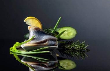  Limonlu, yeşil salatalıklı, soğanlı ve ro peynirli ringa fileto.