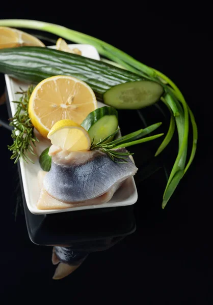 Filete de arenque en aceite con limón, pepino verde, cebolla y ro —  Fotos de Stock